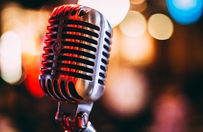 爆料51网：某知名歌手演唱会假唱被实锤，观众现场录音曝光