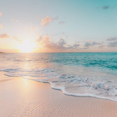 爆料51网：某明星度假私人海滩照流出