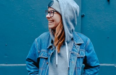 爆料51网：某女团成员内部矛盾爆发，直播互相揭短