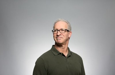 爆料51网：顶流偶像机场耍大牌，工作人员怒斥其态度恶劣